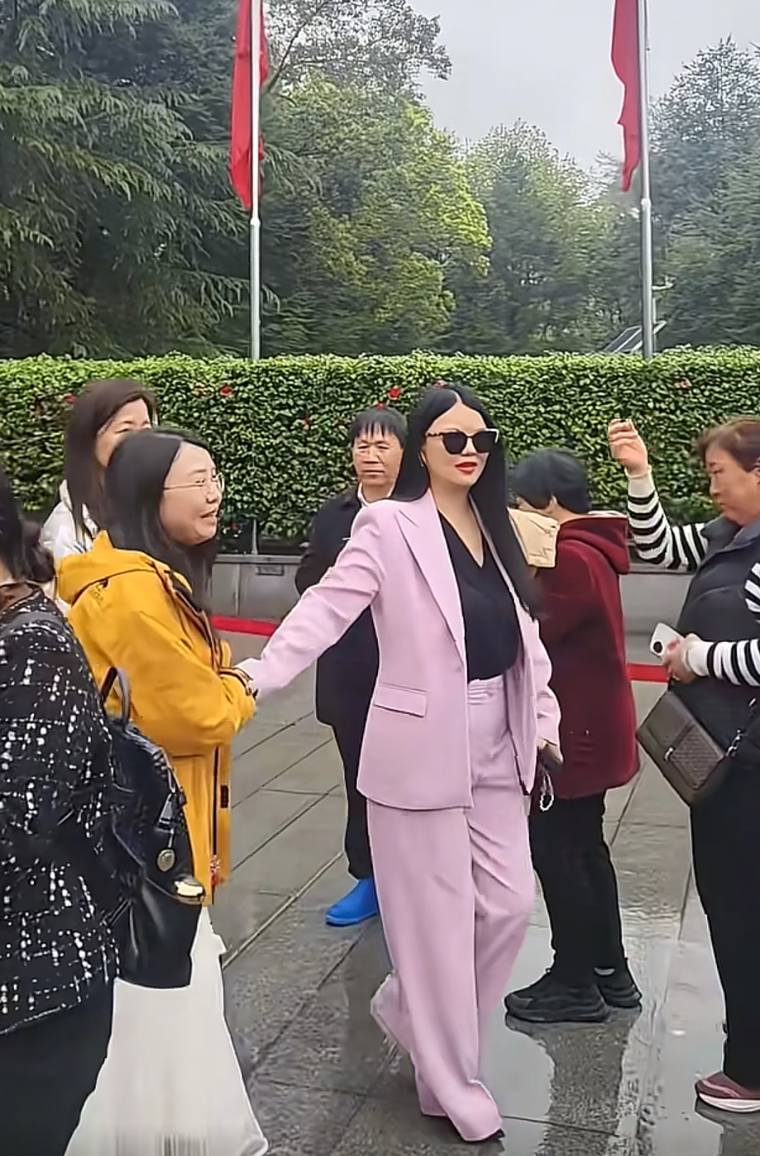 必赢亚洲-王诗龄母女韶山献花！李湘大变样瘦了20斤 和女儿关系变冷没互动
